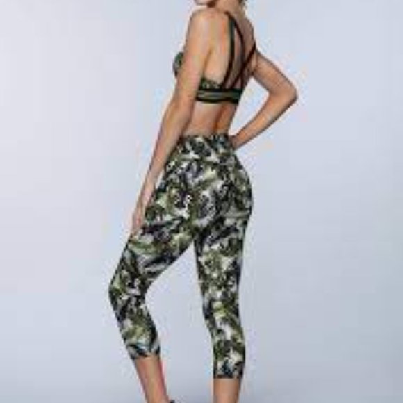 LIKE NEW! Lorna Jane “Vintage Palm” Yoga Sports Bra! - Picture 3 of 9